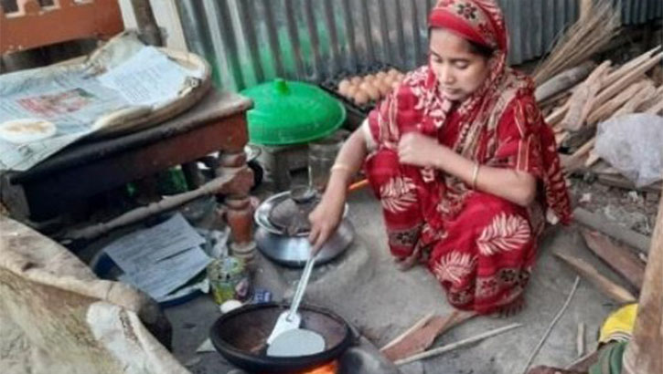 শীতের পিঠা-পুলিতে গ্রাম-বাংলার অমলিন ঐতিহ্য